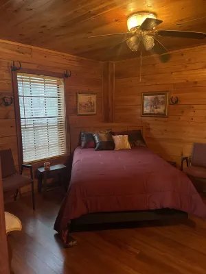 Beautiful Rustic Cabin at Enid Lake, near Grenada Lake, Sardis Lake & Ole Miss