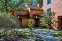 Nordic Village Townhouse, Storyland, Mountains, Pools