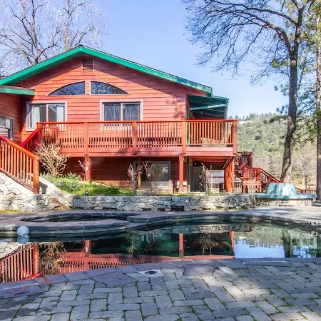 Perfect for Family Gatherings: Lakeside Beauty - 6Bdrm with Pool & Spa