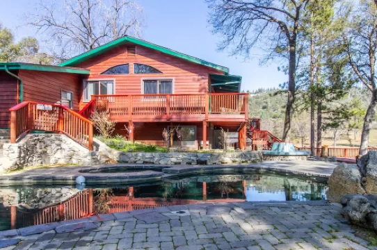 Perfect for Family Gatherings: Lakeside Beauty - 6Bdrm with Pool & Spa