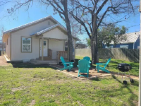 Pet-Friendly Home for 7 with Fire Pit Hotels in Junction