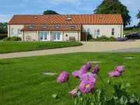 Laura's Loft - Private, romantic self-catering apartment with views for couples