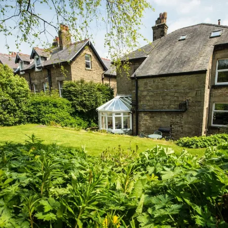 Spacious stylish house for group stays in beautiful Buxton, pet friendly.