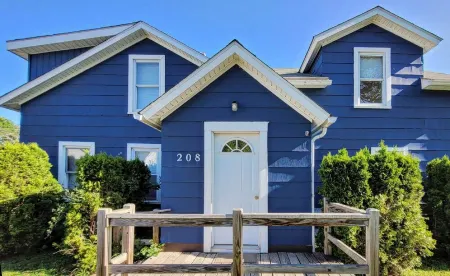 Cozy one bedroom cottage on the edge of town. Close to trails and lakes.