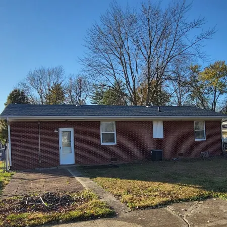 Park Place-Quaint home nestled between parks and lakes