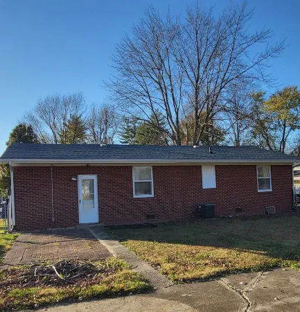 Park Place-Quaint home nestled between parks and lakes