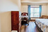 Huckleberry Hollow, secluded home in the woods, wraparound porch, soaker tub!