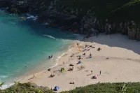 Cottage on coastpath, dogs welcome, includes Hotel indoor pool gym and tennis Hotel a Mullion