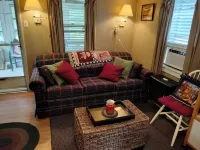 Charming 2-bedroom cottage near Bedford, screened  porch deck & private setting