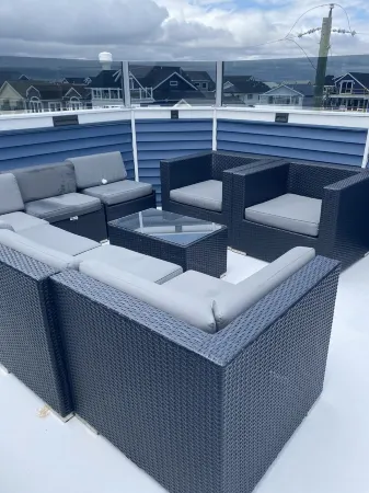 HOT TUB ON DECK, OCEAN VIEW, WALKING DISTANCE TO RESTAURANTS, BARS AND BOARDWALK Отели рядом с достопримечательностью «JCPenney»