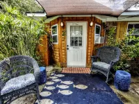 Lovely retro island studio