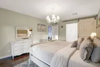 Fire Pit & Hot Tub Near Tempe Attractions