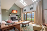 Amenity-Rich Fun Cabin~HotTub*GameRm*20-min to Ski