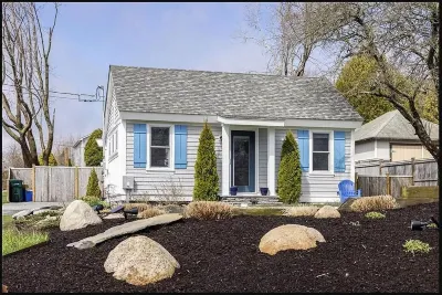 Remodeled Jamestown beach cottage within walking distance to beach Fort Adams State Park附近的飯店