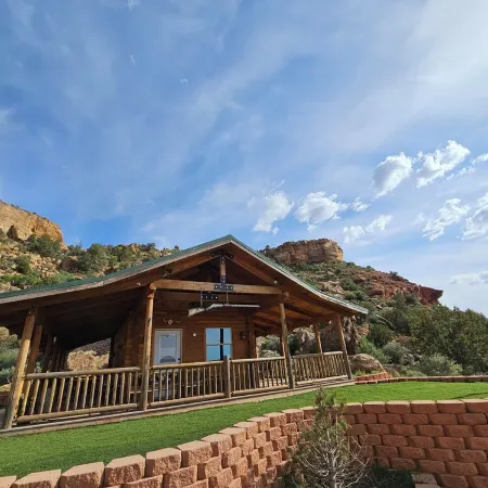 The Peacemaker Cabin: Cozy cabin in enjoyable Apple Valley with AC