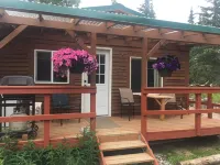 SPRUCE--Private sleeping cabin with shared kitchen/bathhouse