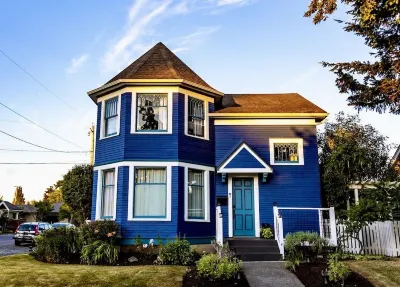 Stunning Victorian 4BR w/Hot Tub 5 Min to Downtown