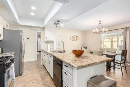 4b Tempe Beautiful backyard pool & firepit Отели рядом с достопримечательностью «Painting with a Twist»