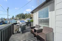 Modern craftsman home close to all Garibaldi has to offer. Dog Friendly!