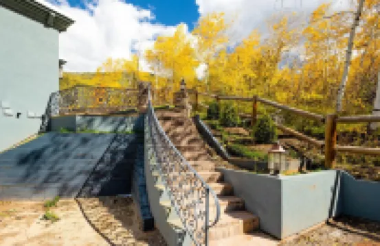 Exquisite pet friendly home, 5 blks from Gondola with stunning views!!