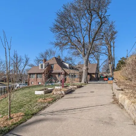 Spacious Family Retreat: King Beds+Arcade+Playground. Minutes from Zoo/Downtown