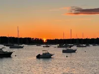 Downtown Historical Bristol Seaside Cottage w Front Row Seats to 4th July Parade Hotels in Bristol