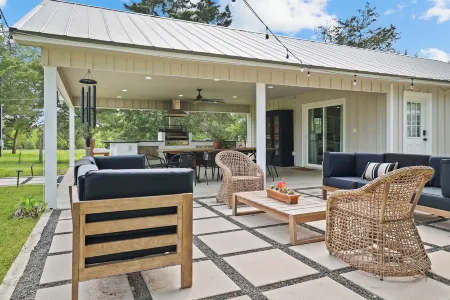 Luxury Round Top Farmhouse  / 6mil to The Square