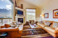 Lovely 3 bedroom condo with private hot tub!