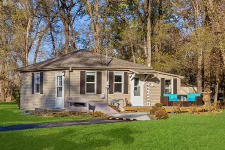 Charming Cottage Отели в г. Winnebago County