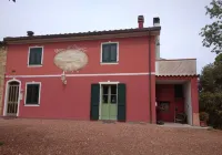 Superb "Tuscan" style cottage dominates a magical landscape, welcomes families.