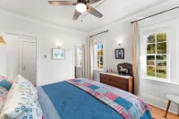 Charming Cottage Downtown