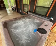 Romantic Honeymoon Cabin with Hot Tub + Outdoor Fireplace + Handicap Accessible - 로맨틱