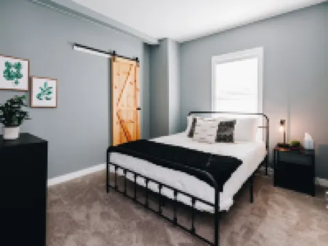 Mid Century 1/4 mile to Downtown Main Street - breweries, coffee, dining, shops Hotels in Monroe