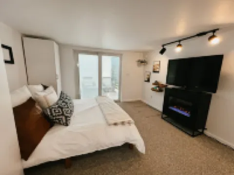 Modern Bungalow - Pet Friendly - Close to downtown