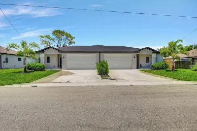Bonita Beach Bungalow! BRAND NEW BUILD! Cozy, Private & Close to beach! Rural King附近的飯店
