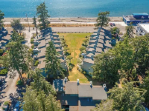 The Beach Retreat-Stylish 2-bedroom view condo in Birch Bay