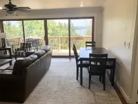 Great retreat!  Close to lake and marina