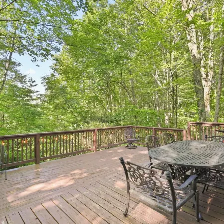 Pet Friendly, Fenced Yard, 3 Bedroom Cabin, Hot Tub, 3 Mi. to Beech Ski Resort!
