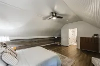 Remodeled Cabin, with creek, super close to Nashville