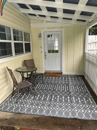 Adorable Downtown Carriage House Cottage Отели в г. Натчез