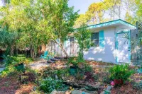 Sunny Daze Bungalow, sleeps 2 Adults - 4-Star