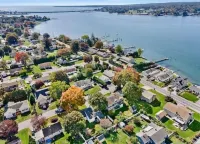 Cheerful 3bd Cape yards from beach/ river access