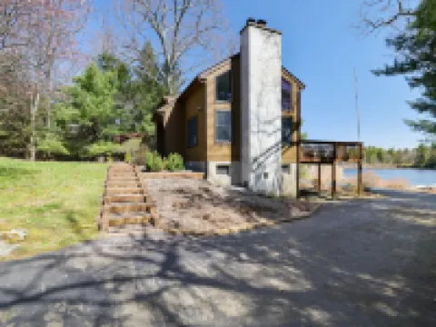 Private Lakefront on Fairview Lake - Sleeps 6-8 帕爾邁拉酒店