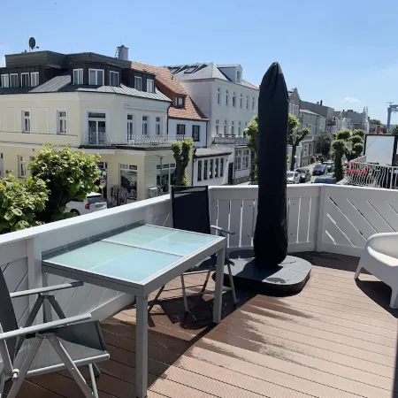 "Seelenstreichler" - 54 sqm with large sunny balcony and wood-burning fireplace - central