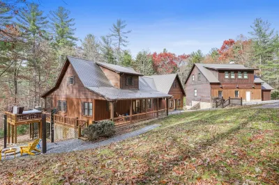 New Listing Specials! Spacious - Fire Pit - Pool Table - Shuffleboard Hôtels à proximité de : Forêt nationale de Chattahoochee-Oconee