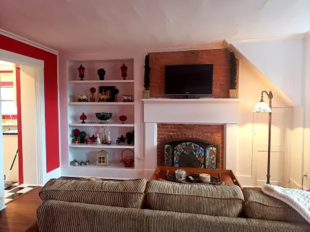 The Red Pump Inn~Est. 1812, One Bedroom Farmhouse