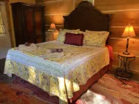 Tranquil retreat  on 16 acres sleeps 10 guests.