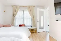 Luxe Modern Hideaway in Downtown Decatur - 1BR 1BA Отели рядом с достопримечательностью «Book Nook»