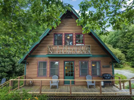 Cabin Near Br/Boone, Fire Pit, Wifi, Secluded, Nearby Hikes, and Views!! Отели в г. Блоуинг Рок