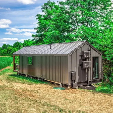 Cozy tiny home with 1 bedroom and WiFi, serene & peaceful glamping